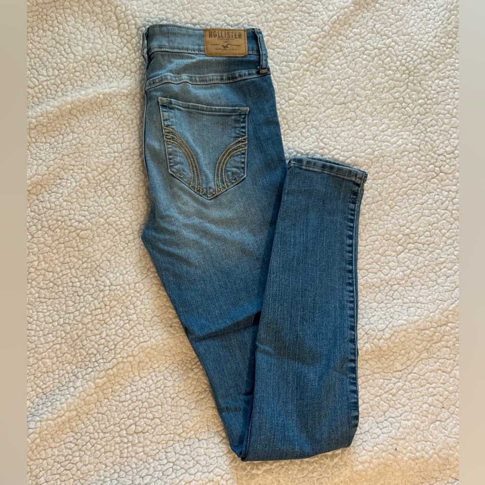 Medium light wash Hollister skinny jeans